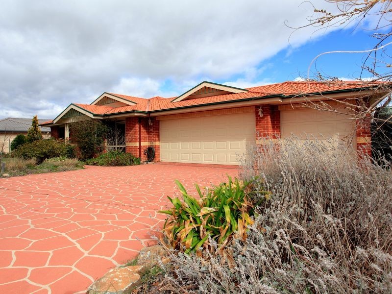 8 Jane Sutherland Street, Conder ACT 2906