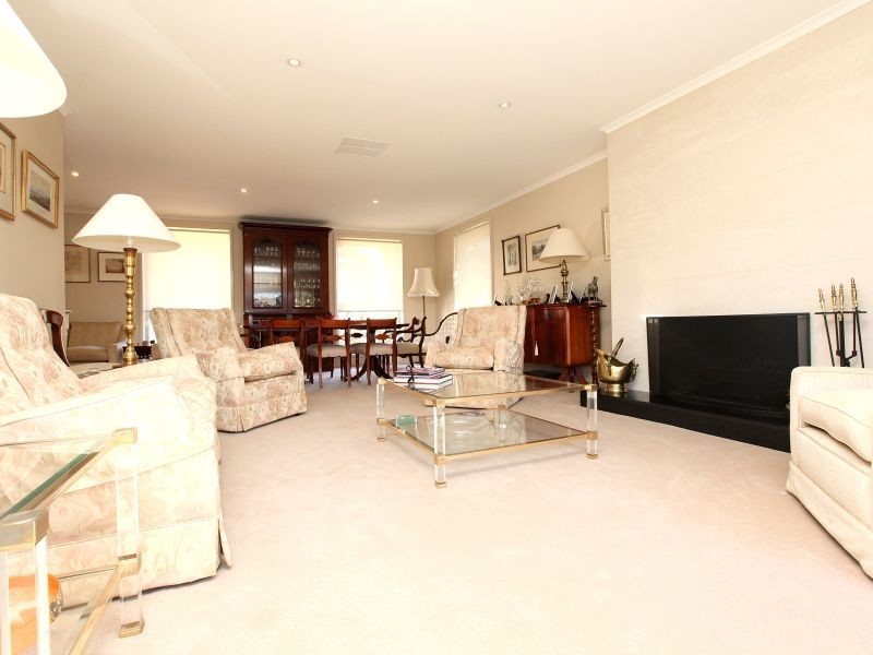 122 Hawkesbury Crescent, Farrer ACT 2607