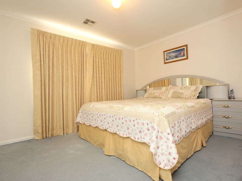 8 Chevalley Loop, Gordon ACT 2906