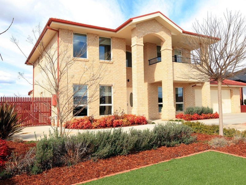 18 Douglas Waterhouse Drive, Dunlop ACT 2615