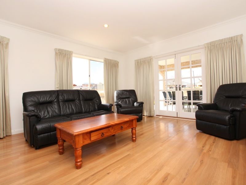 18 Douglas Waterhouse Drive, Dunlop ACT 2615