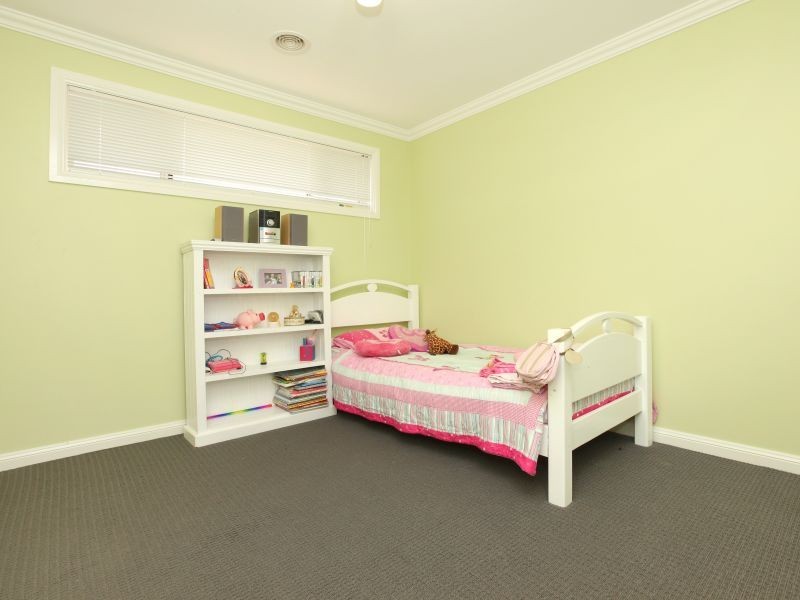 18 Douglas Waterhouse Drive, Dunlop ACT 2615