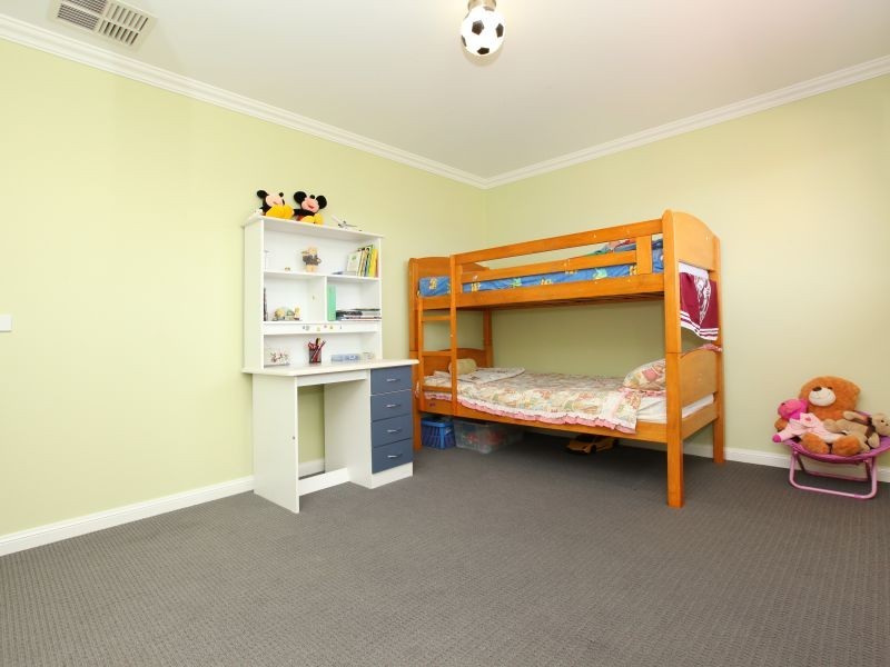 18 Douglas Waterhouse Drive, Dunlop ACT 2615