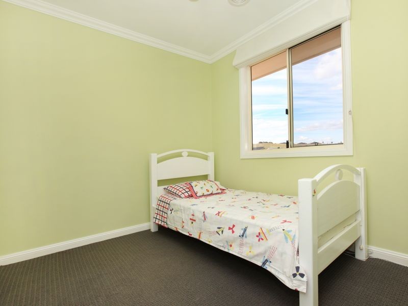 18 Douglas Waterhouse Drive, Dunlop ACT 2615