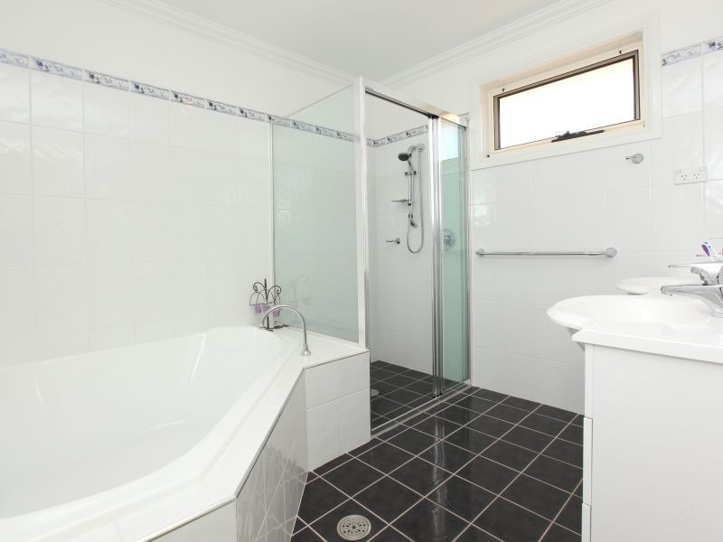 18 Douglas Waterhouse Drive, Dunlop ACT 2615