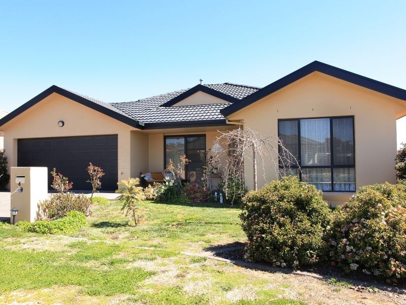 4 Pannamena Crescent, Jerrabomberra NSW 2619