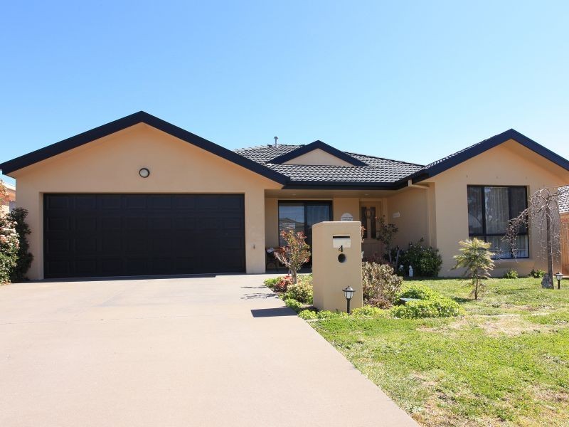 4 Pannamena Crescent, Jerrabomberra NSW 2619