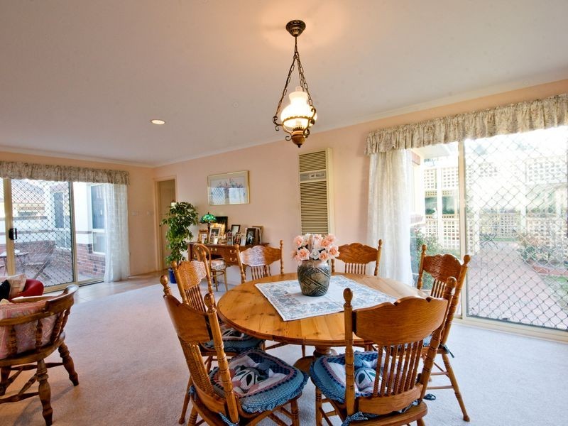 8 Melrose Place, Jerrabomberra NSW 2619