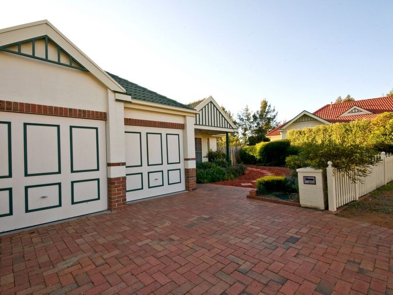 8 Melrose Place, Jerrabomberra NSW 2619