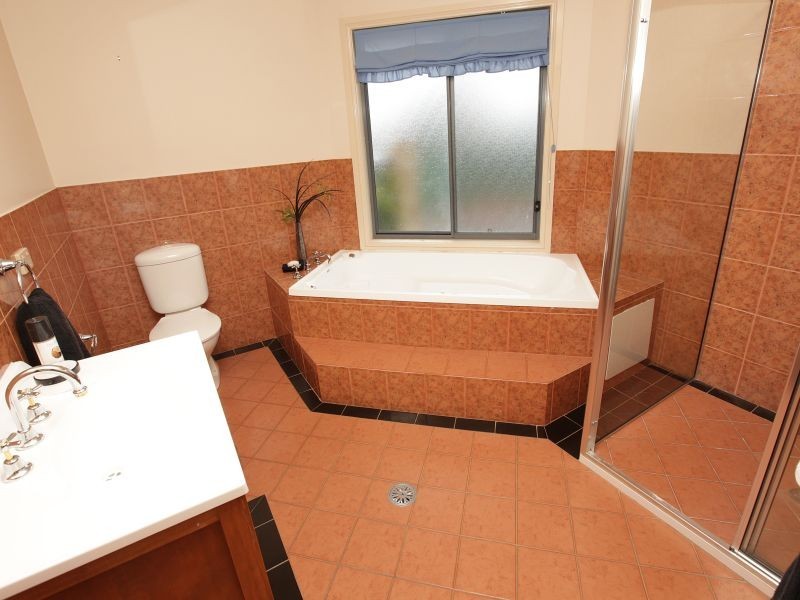 2 Glenora Court, Jerrabomberra NSW 2619