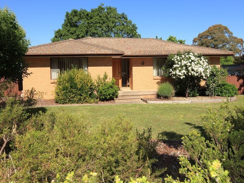 4 Downer Place, Kambah ACT 2902