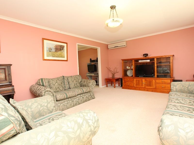 4 Downer Place, Kambah ACT 2902