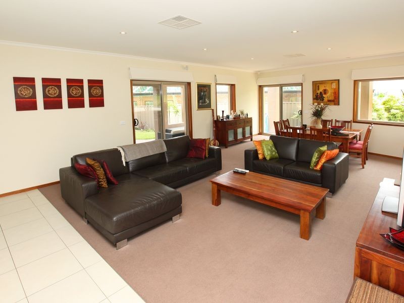 6 Rowntree Crescent, Isaacs ACT 2607