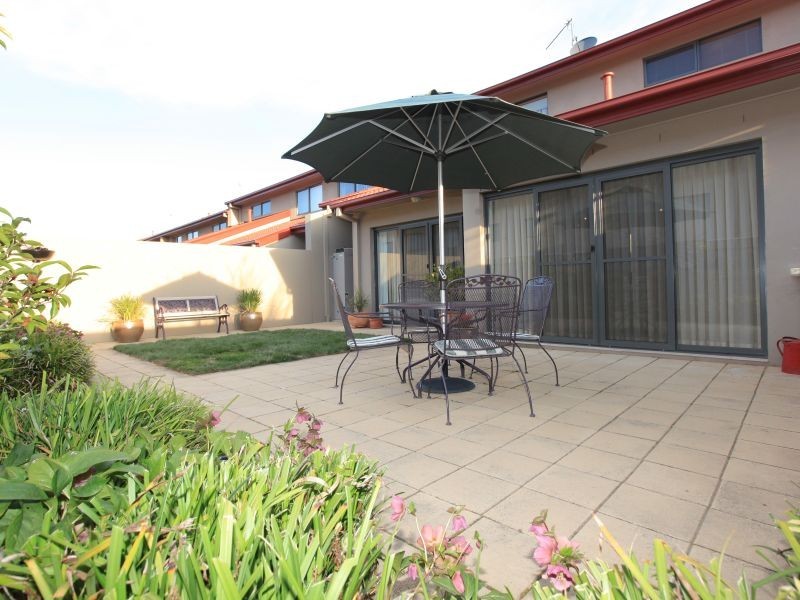 38 Eileen Good Street, Greenway ACT 2900