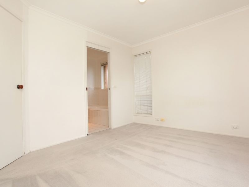 33 Ironbark Crescent, Banks ACT 2906