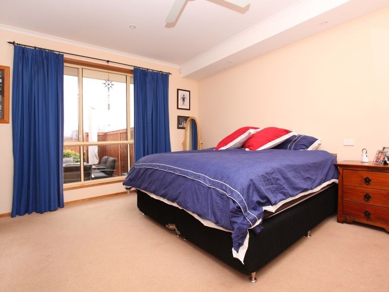 8 Olive Place, Jerrabomberra NSW 2619