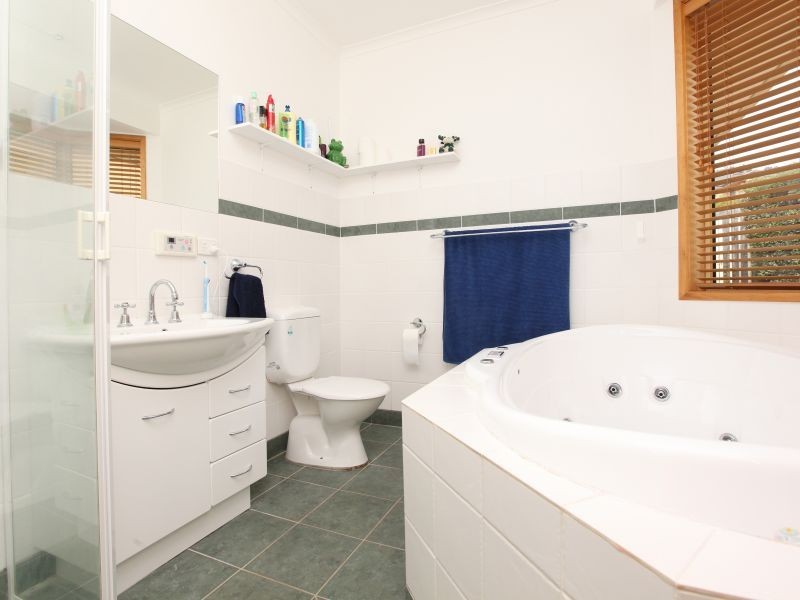 8 Olive Place, Jerrabomberra NSW 2619