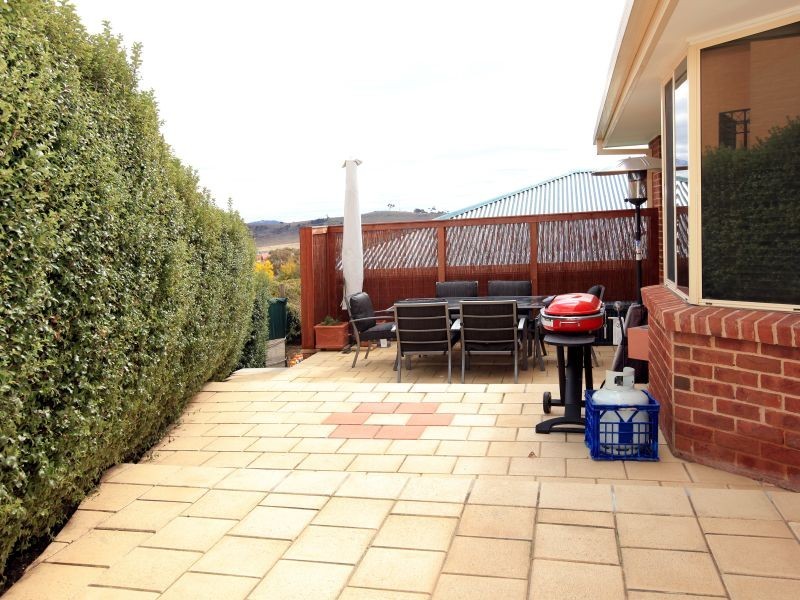 8 Olive Place, Jerrabomberra NSW 2619