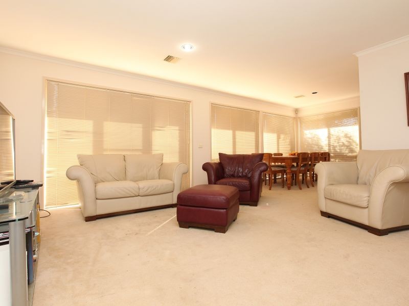 4 Luckins Place, Fadden ACT 2904