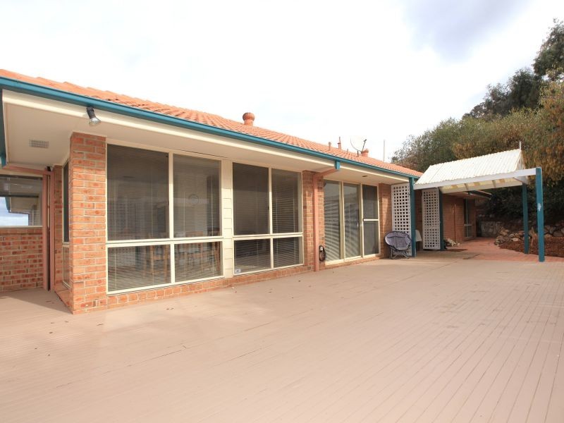 4 Luckins Place, Fadden ACT 2904