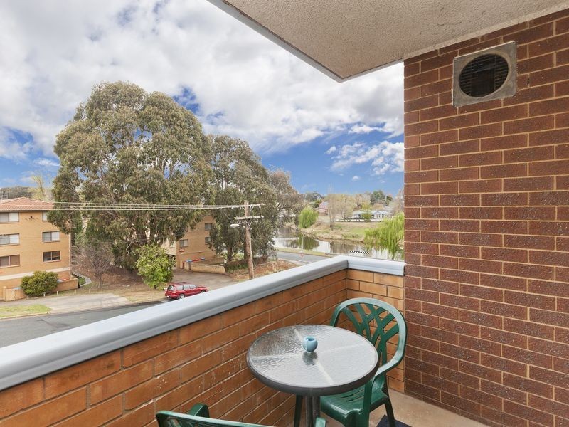 2/4 Mowatt Street, Queanbeyan NSW 2620