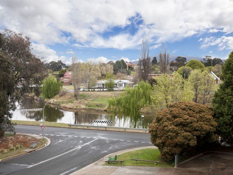 2/4 Mowatt Street, Queanbeyan NSW 2620
