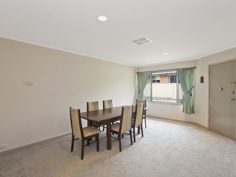 2/11 Charlton Crescent, Gordon ACT 2906