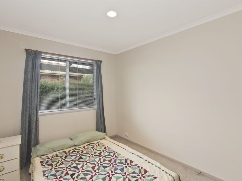 2/11 Charlton Crescent, Gordon ACT 2906