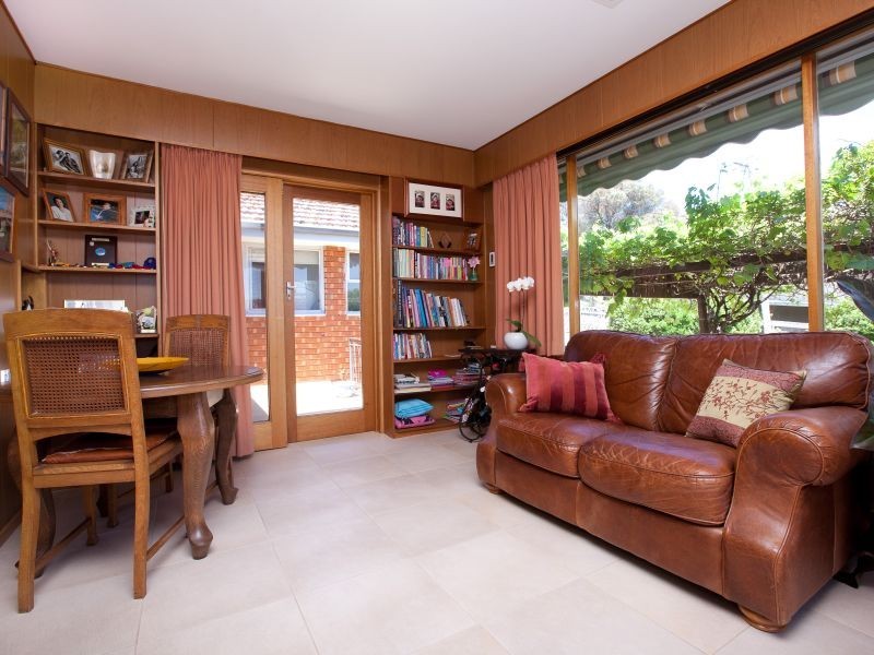 98 Buxton Crescent, Deakin ACT 2600