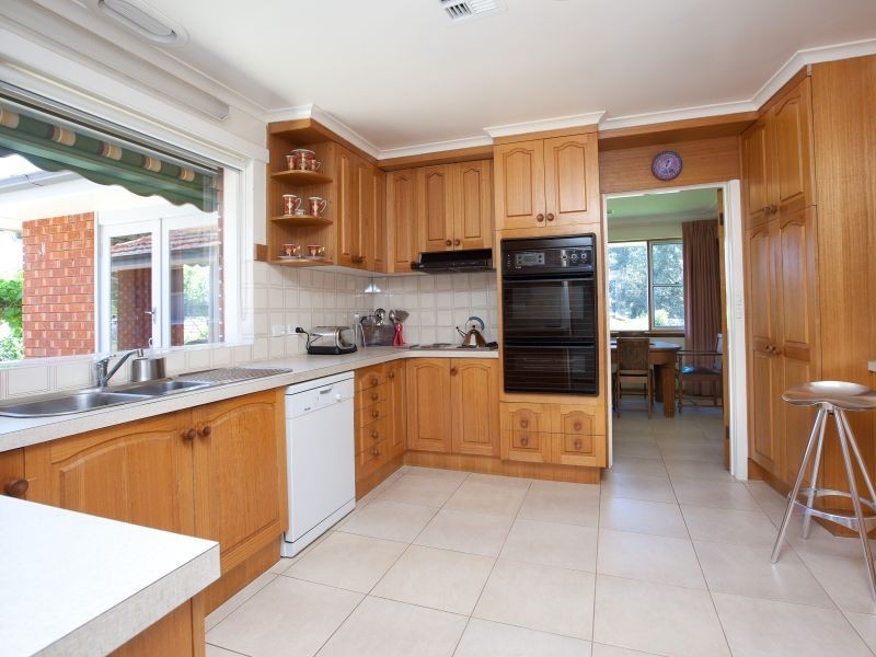 98 Buxton Crescent, Deakin ACT 2600