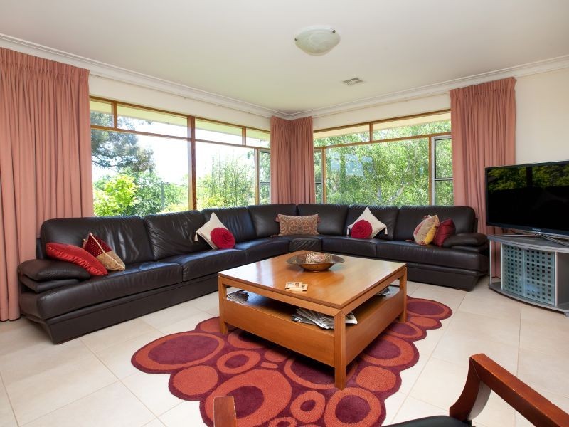 98 Buxton Crescent, Deakin ACT 2600