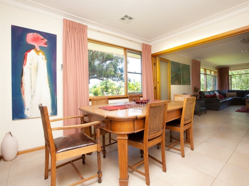 98 Buxton Crescent, Deakin ACT 2600