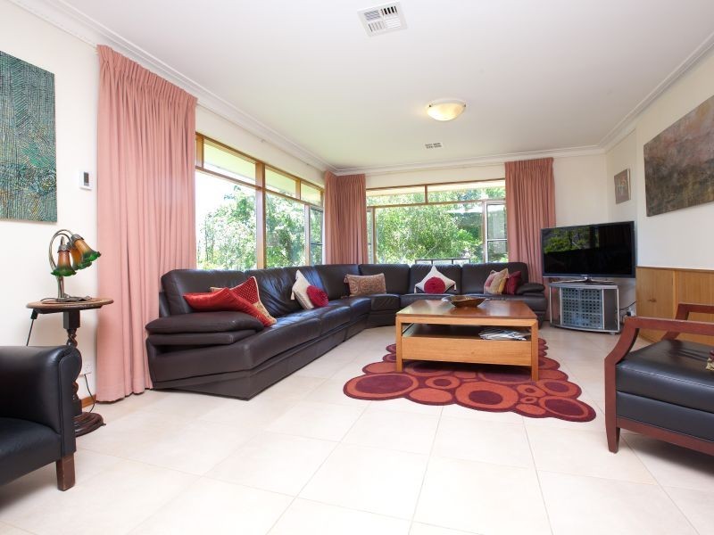 98 Buxton Crescent, Deakin ACT 2600