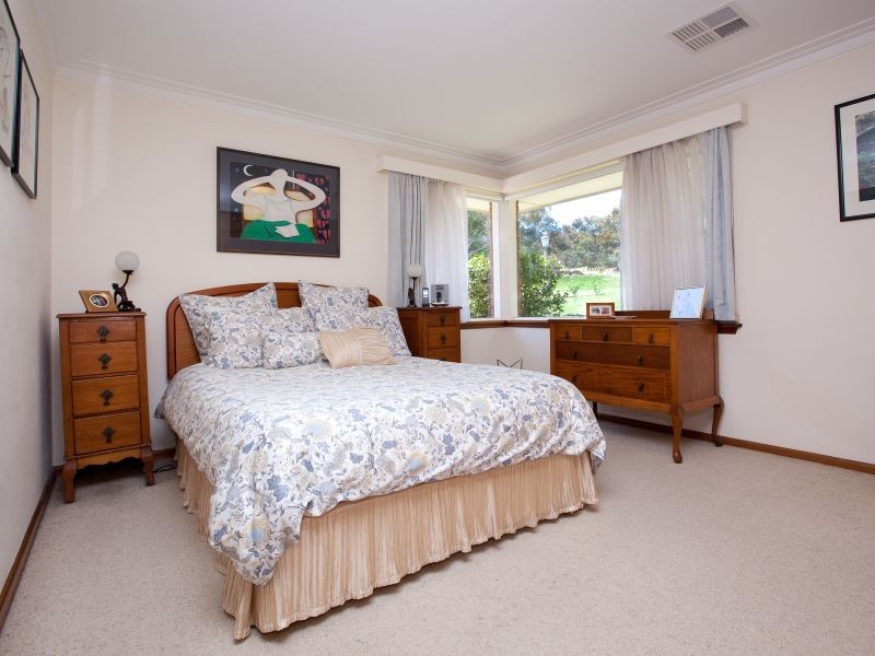 98 Buxton Crescent, Deakin ACT 2600