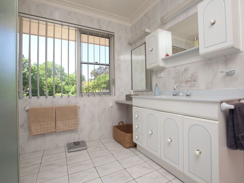 98 Buxton Crescent, Deakin ACT 2600