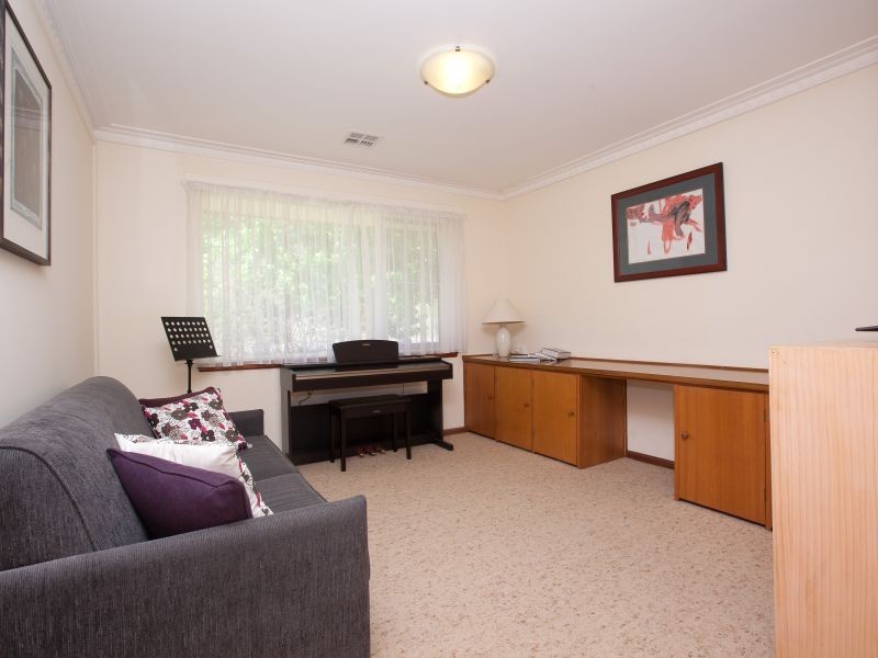 98 Buxton Crescent, Deakin ACT 2600