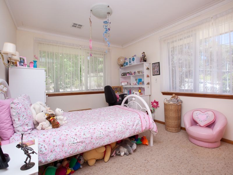 98 Buxton Crescent, Deakin ACT 2600