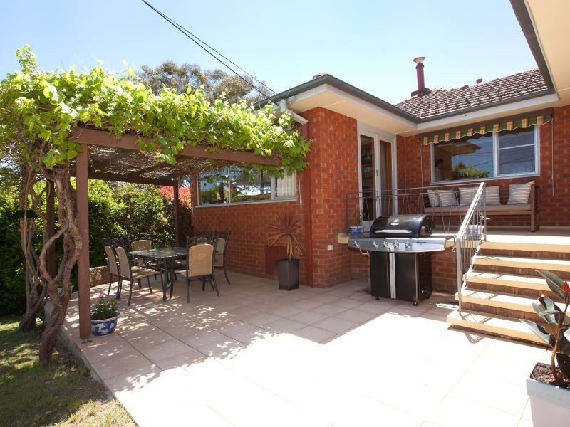 98 Buxton Crescent, Deakin ACT 2600