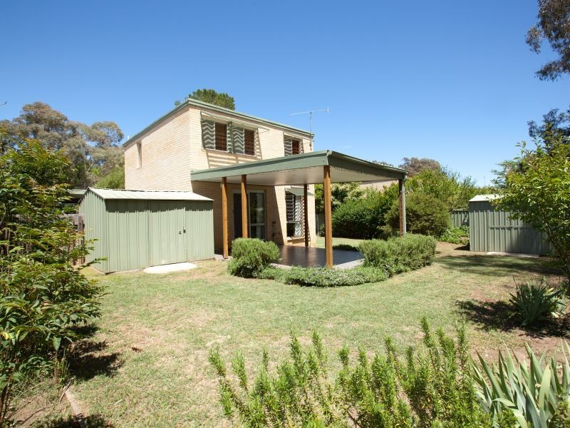 18 Derham Court, Wanniassa ACT 2903