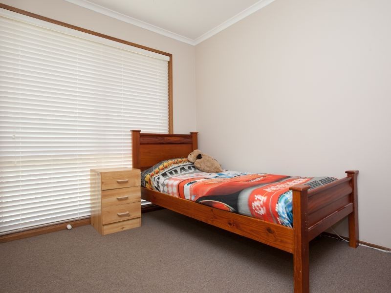 32 Tregellas Crescent, Banks ACT 2906