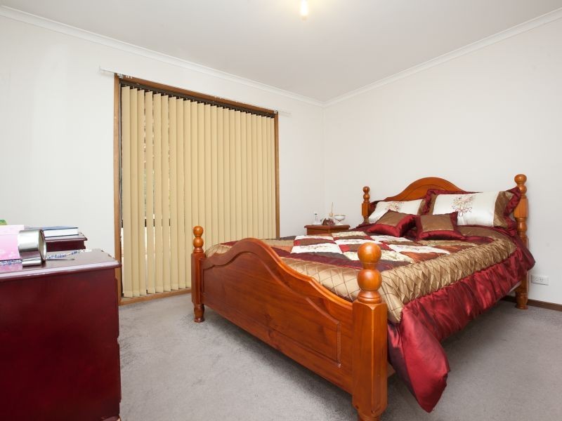 2 White Place, Banks ACT 2906