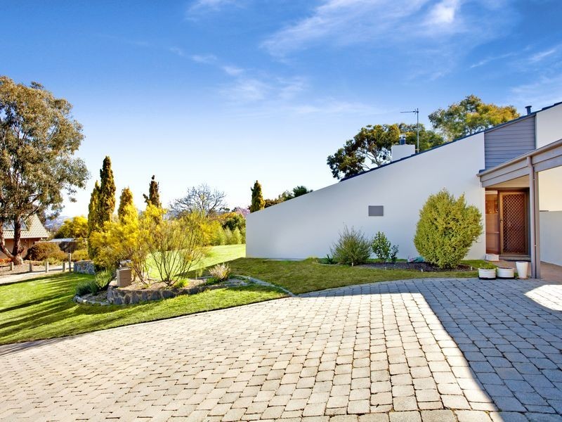 18 Crampton Place, Fadden ACT 2904