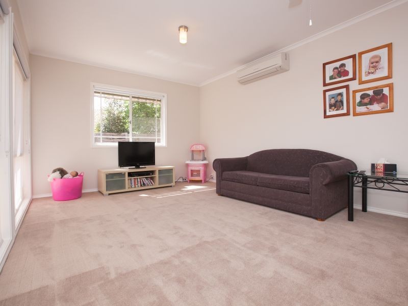 11 Thomas Hales Place, Gordon ACT 2906