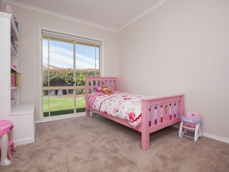 11 Thomas Hales Place, Gordon ACT 2906
