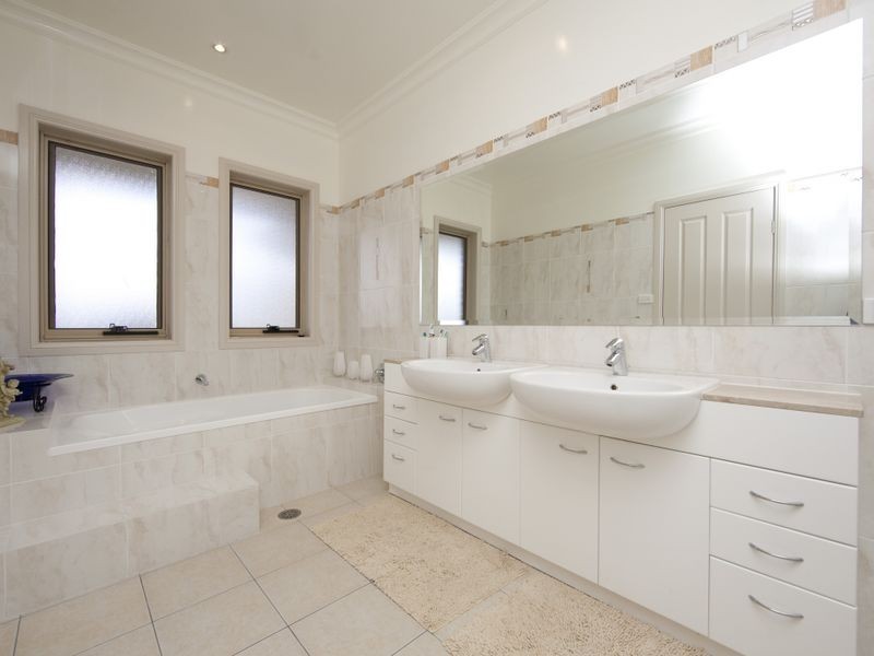 11 Spur Place, Royalla NSW 2620