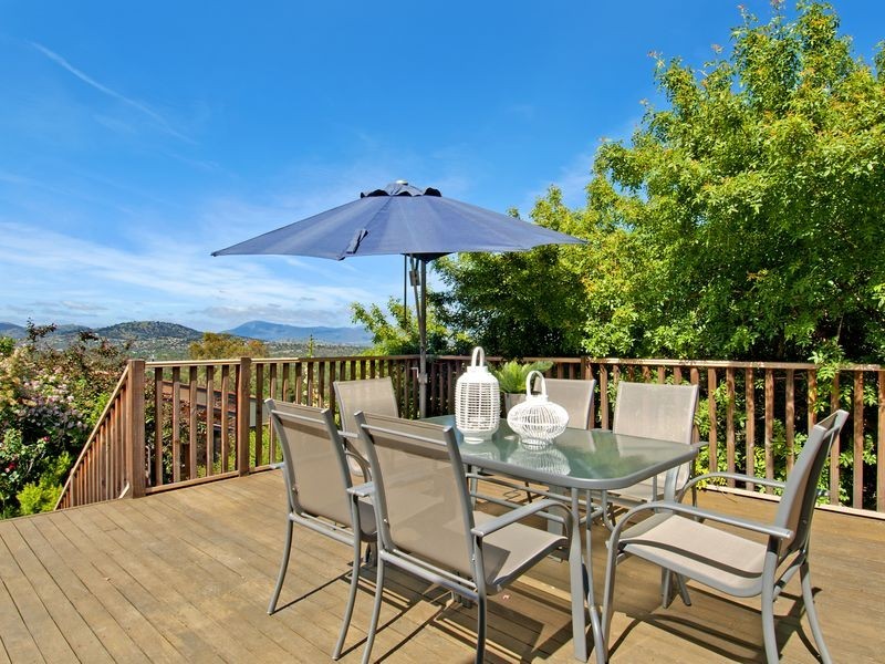 2 Rawlings Place, Fadden ACT 2904