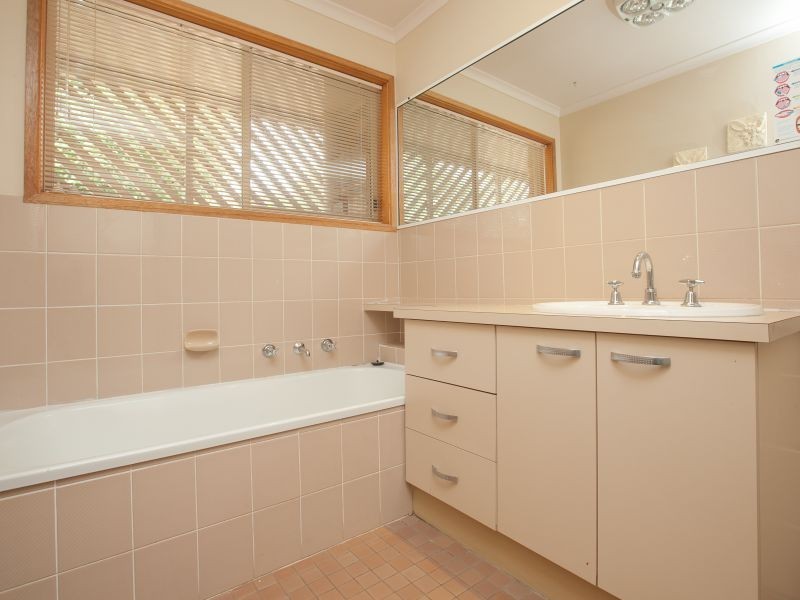 24 Mountain Circuit, Calwell ACT 2905