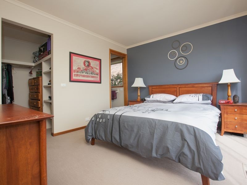 24 Mountain Circuit, Calwell ACT 2905