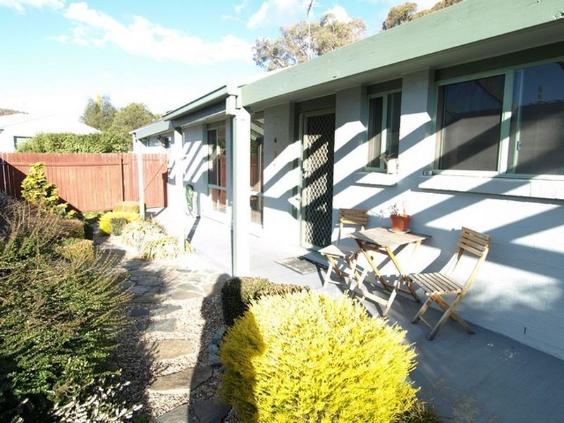 4/4 Redwood Avenue, Jerrabomberra NSW 2619