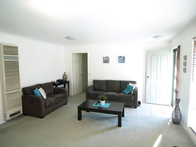 4/4 Redwood Avenue, Jerrabomberra NSW 2619